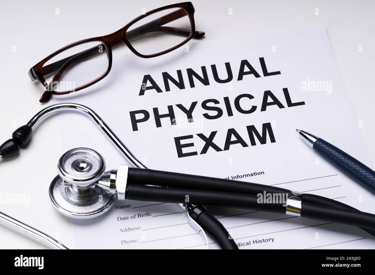 Portrait de l'examen physique annuel formulaire avec stéthoscope et spectacles sur fond blanc 24 Banque D'Images