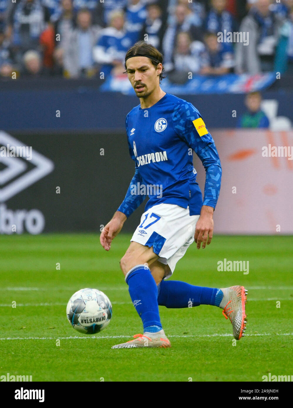 Veltins Arena Gelsenkirchen Allemagne, 26.10.2019, Football : Bundesliga 2019-2020, Saison 9 journée, Schalke 04 (S04) vs Borussia Dortmund (BVB) ; Benjamin Stambouli (S04) DFL RÈGLEMENT INTERDIT TOUTE UTILISATION DES PHOTOGRAPHIES COMME DES SÉQUENCES D'IMAGES ET/OU QUASI-vidéo Banque D'Images