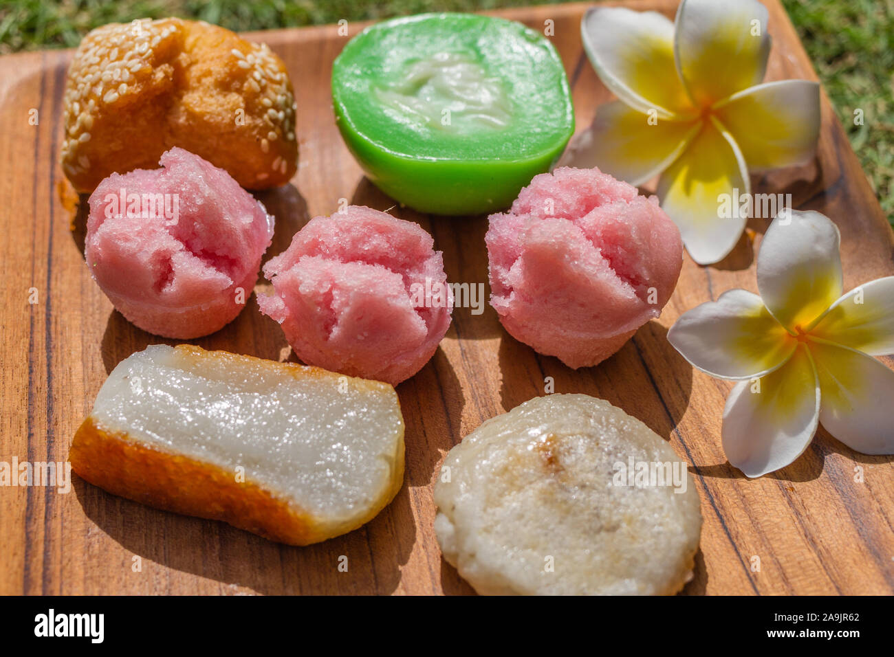 Assortiment de desserts traditionnels indonésiens : kue talam, pandan wingko, kue kue kukus apem (ou ou kue kering apem) et mangkok. Bali, Indonésie. Banque D'Images