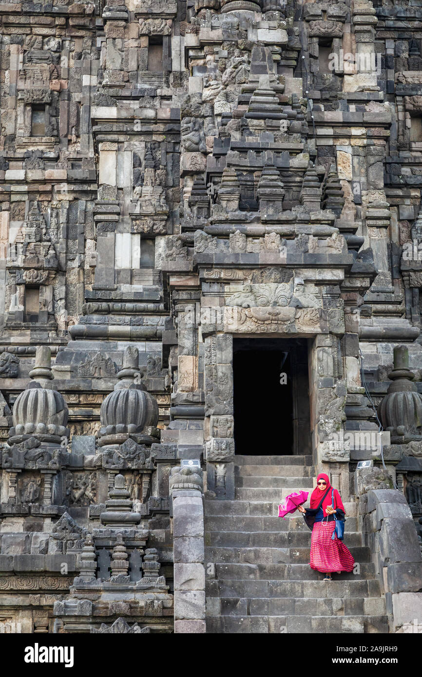 Femme marche sur les marches à Prambanan ou Rara Jonggrang, temple hindou, la région de Yogyakarta, Java, Indonésie Banque D'Images