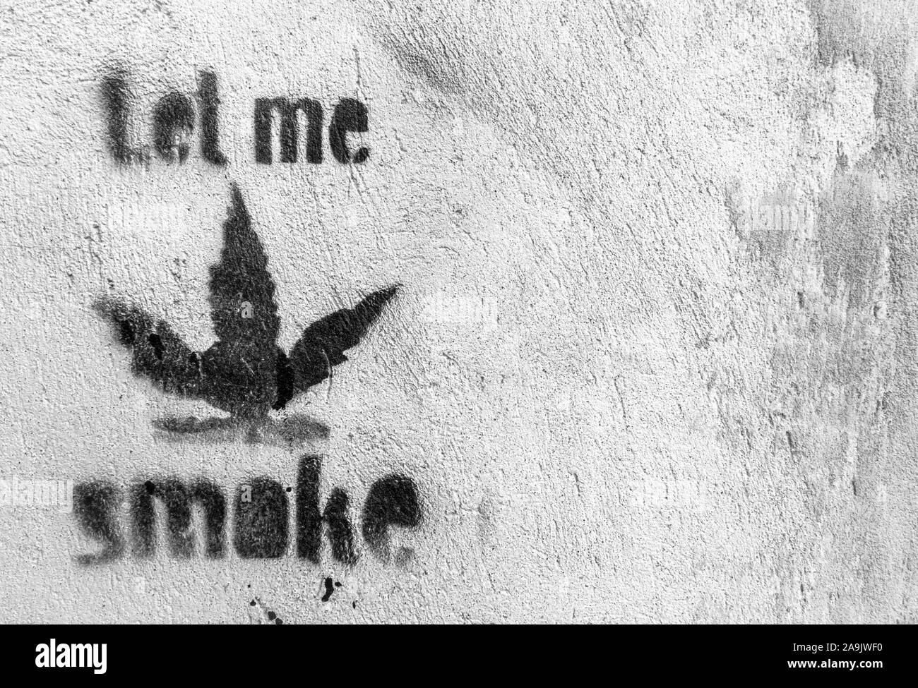 'Laissez-moi' avec de la marijuana fumée message symbole de la feuille sur le mur Banque D'Images