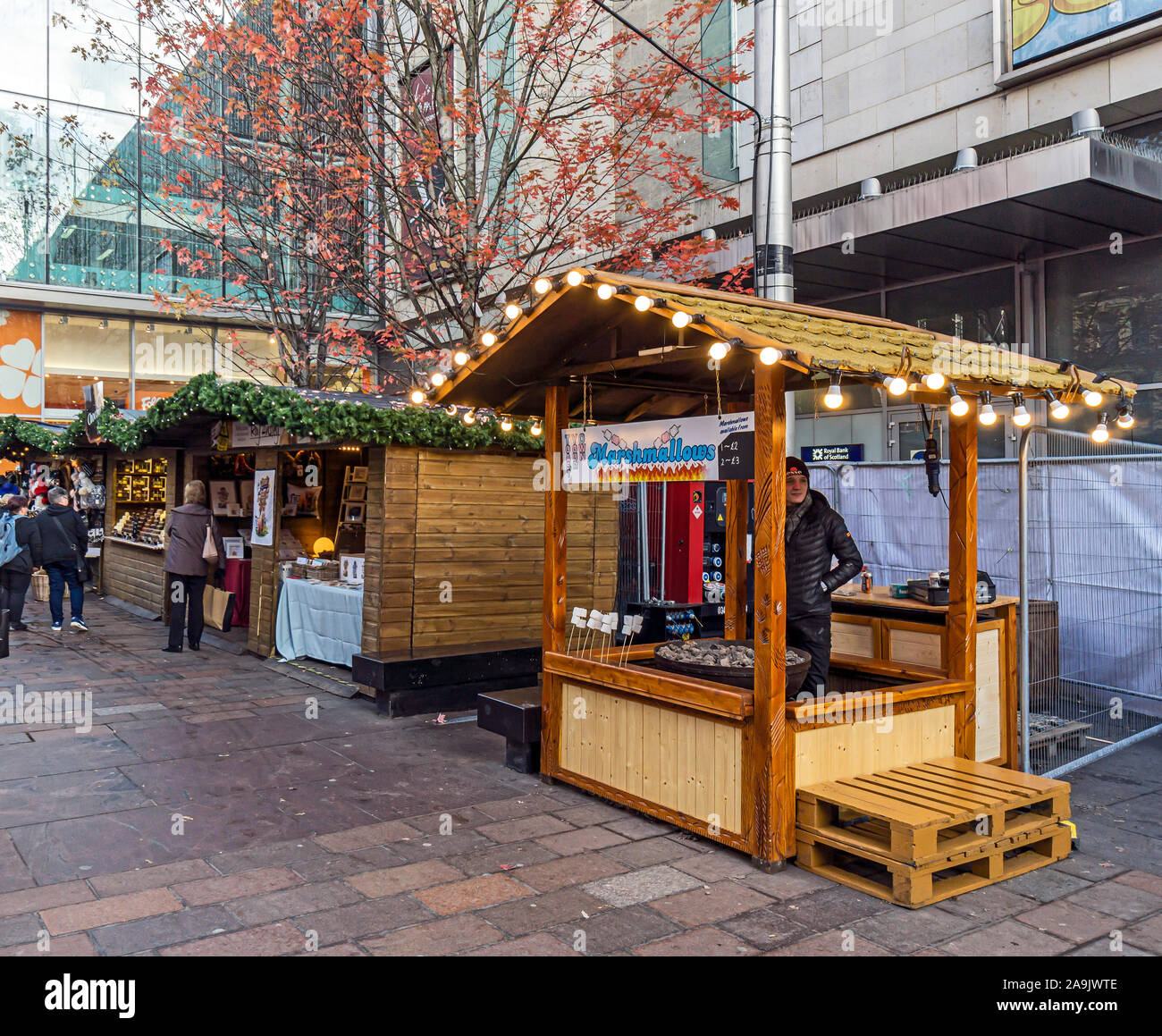 Marché de Noël 2019 de Glasgow à St Enoch square Glasgow Ecosse avec des stands Banque D'Images