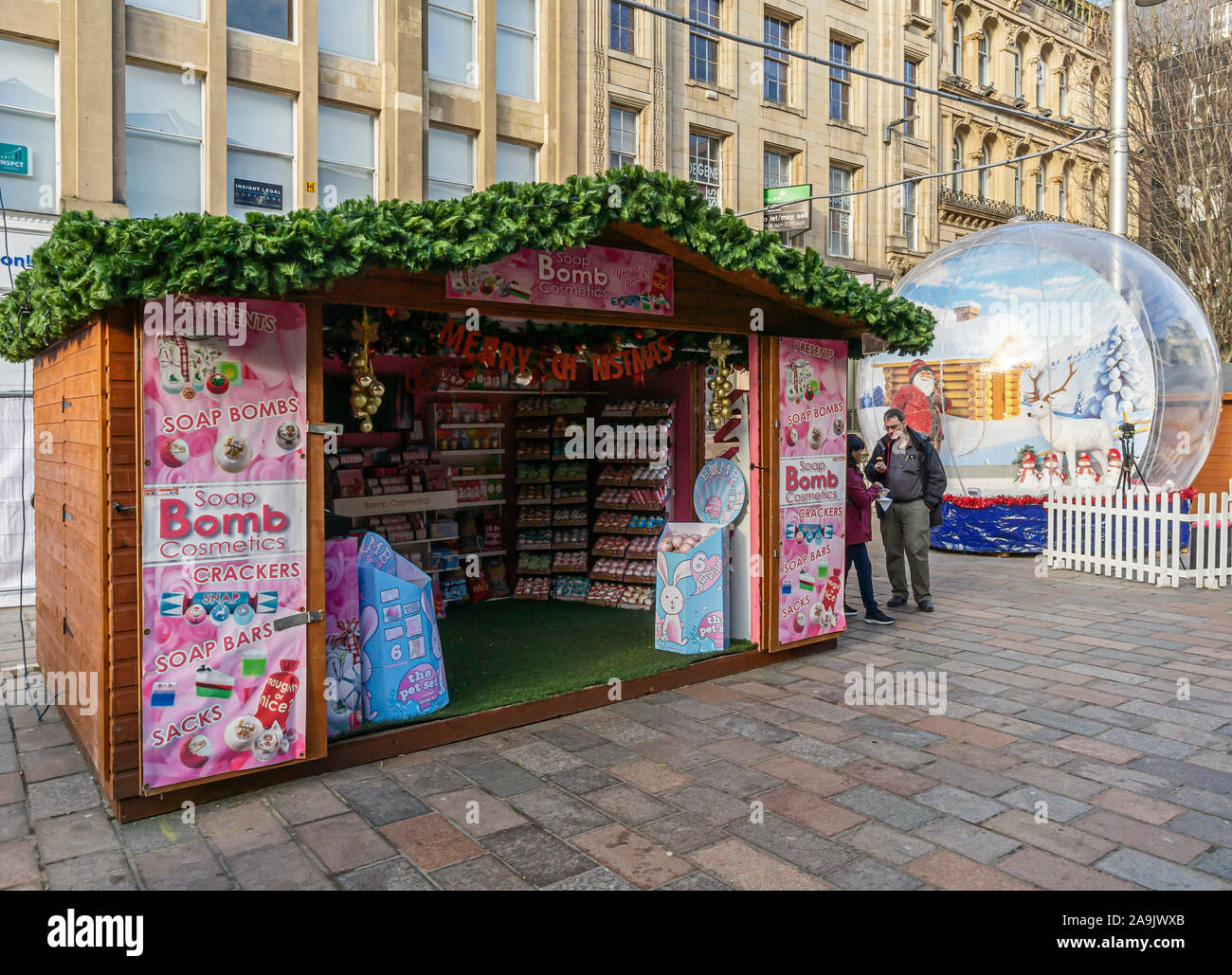 Marché de Noël 2019 de Glasgow à St Enoch square Glasgow Ecosse avec cabine de bombe Savon de beauté Banque D'Images