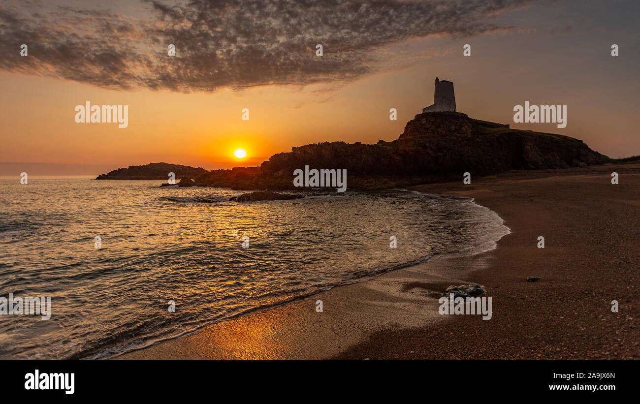 Tour de guet sur l'île Llanddwyn au coucher du soleil, Anglesey, au nord du Pays de Galles Banque D'Images