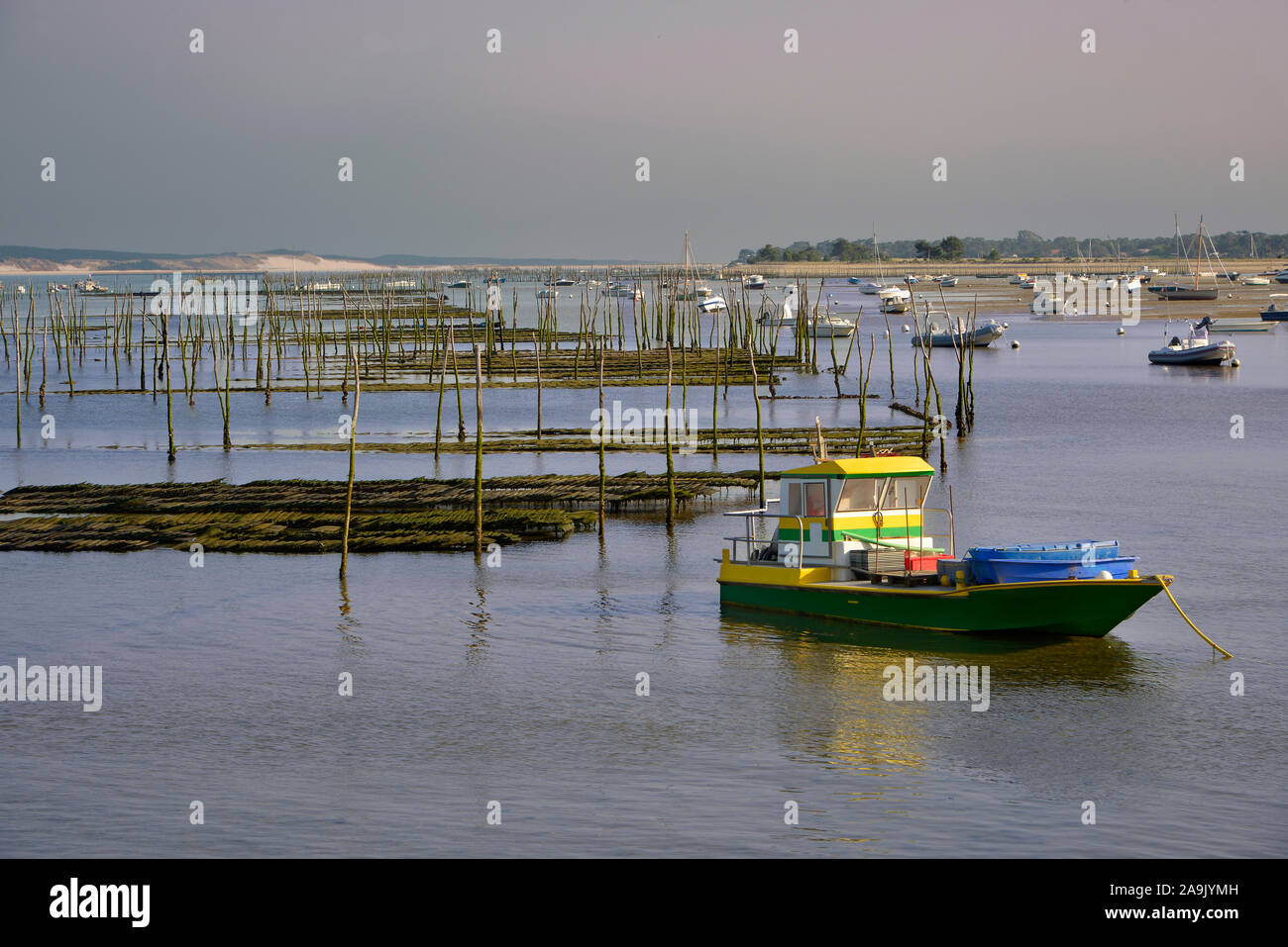 Ostréiculture et bateau de pêche au Cap-Ferret, une commune française est un situé sur la plage du bassin d'Arcachon dans le département de la Gironde en Aquitaine en France Banque D'Images