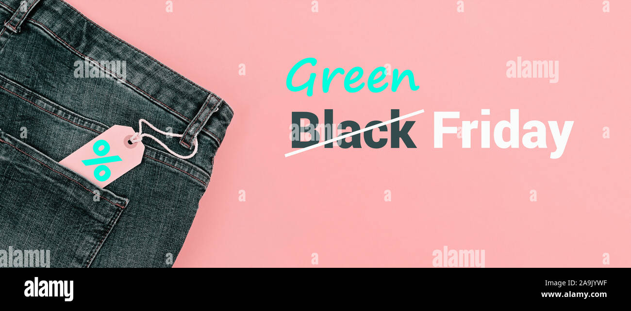Bannière pour vente et promotions vendredi vert tag with blue jeans sur fond rose pastel avec motif à rayures. L'espace de copie, mise à plat, long format bannière Banque D'Images