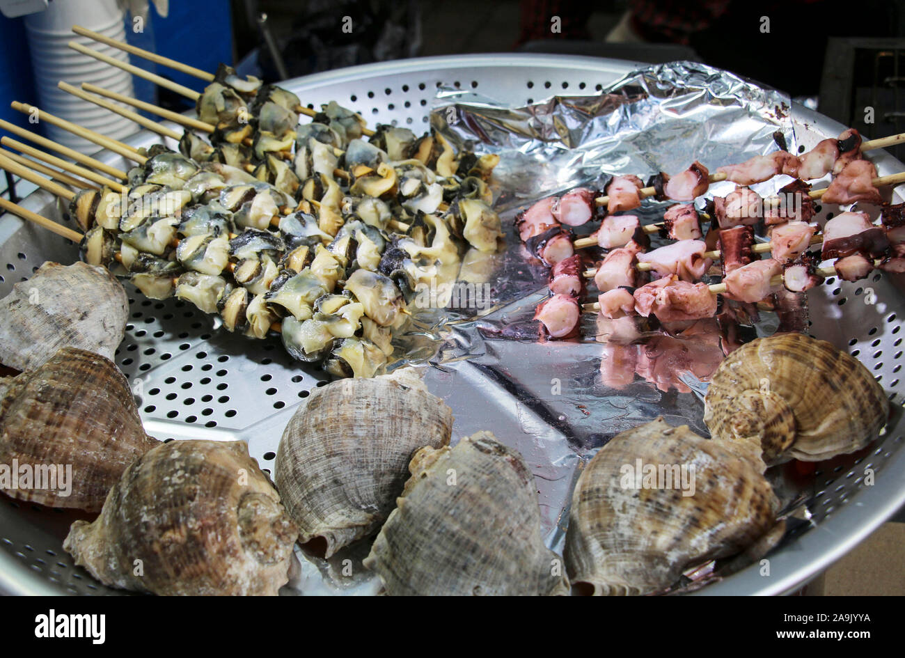 Brochettes de calmars sur un grill au street market à Séoul, Corée du Sud Banque D'Images