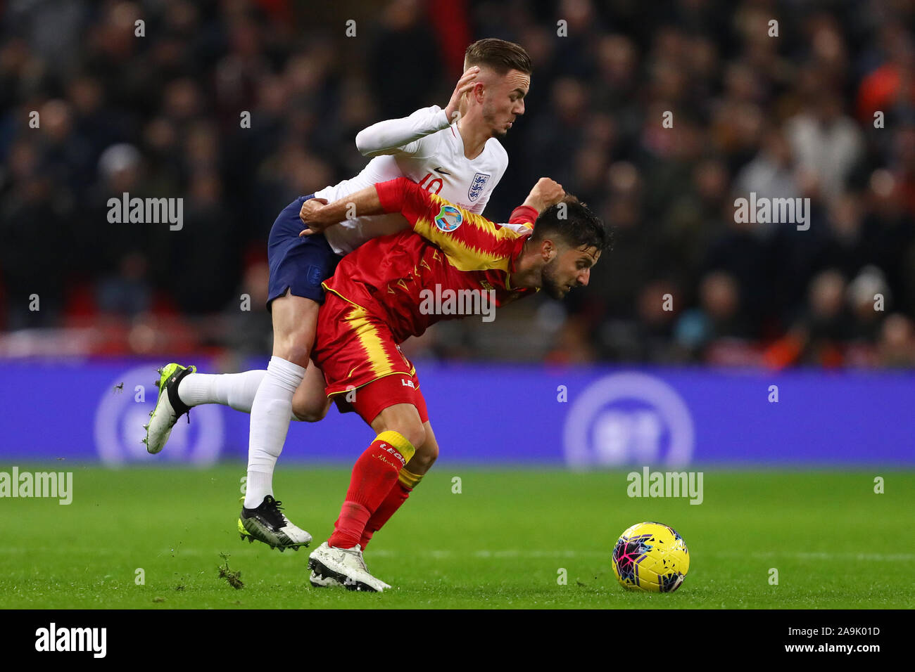 James Maddison d'Angleterre et Deni Maribor du Monténégro en action - Angleterre v Monténégro, UEFA Euro 2020 Qualifications - Groupe A, le Stade de Wembley, Londres, Royaume-Uni - 14 novembre 2019 Editorial Utilisez uniquement Banque D'Images