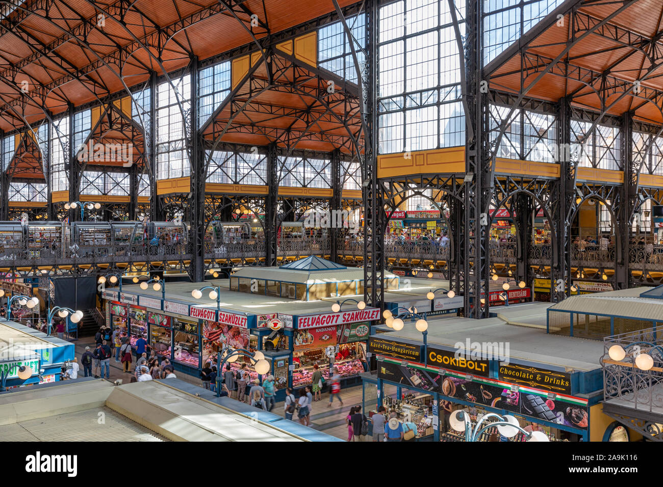 Shoppinng population Grands Halle à Budapest, Hongrie Banque D'Images