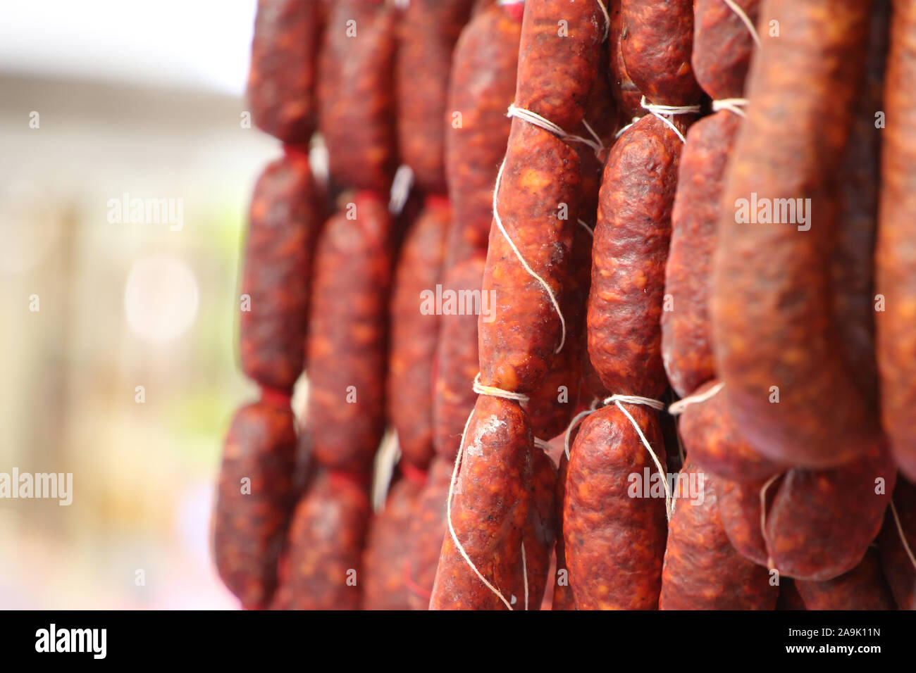 Close up de saucisses chorizo de raccrocher avec string, spécialité cuisine d'Espagne. Banque D'Images