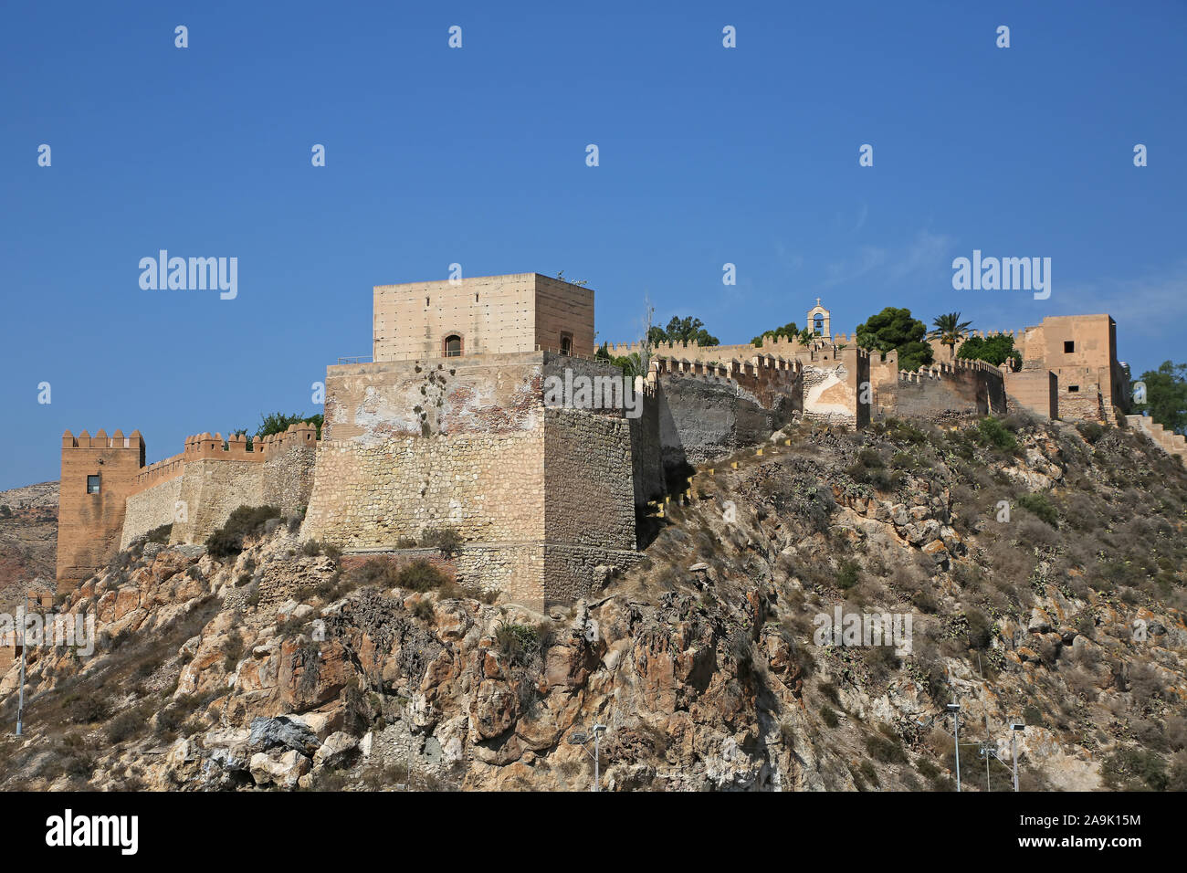 Entrée du château Alcazaba, regardant les murs fortifiés et de passerelle, Almeria Espagne Banque D'Images