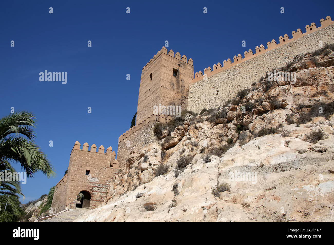Entrée du château Alcazaba, regardant les murs fortifiés et de passerelle, Almeria Espagne Banque D'Images