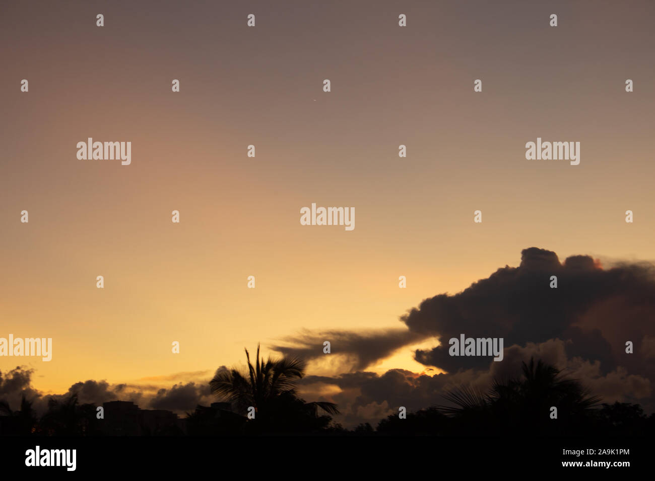 Vue panoramique sur le ciel du soir au coucher du soleil avec les nuages comme un dragon de laisser échapper le feu. Banque D'Images