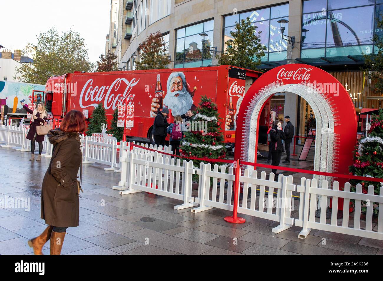 Cardiff, Glamorgan, Pays de Galles, Royaume-Uni 16 novembre 2019 l'emblématique de Noël Visites camion Coca-Cola dans le centre-ville de Cardiff, à sa neuvième année en tournée autour de la Grande-Bretagne. Crédit : Ian Jones/Alamy Live News Banque D'Images