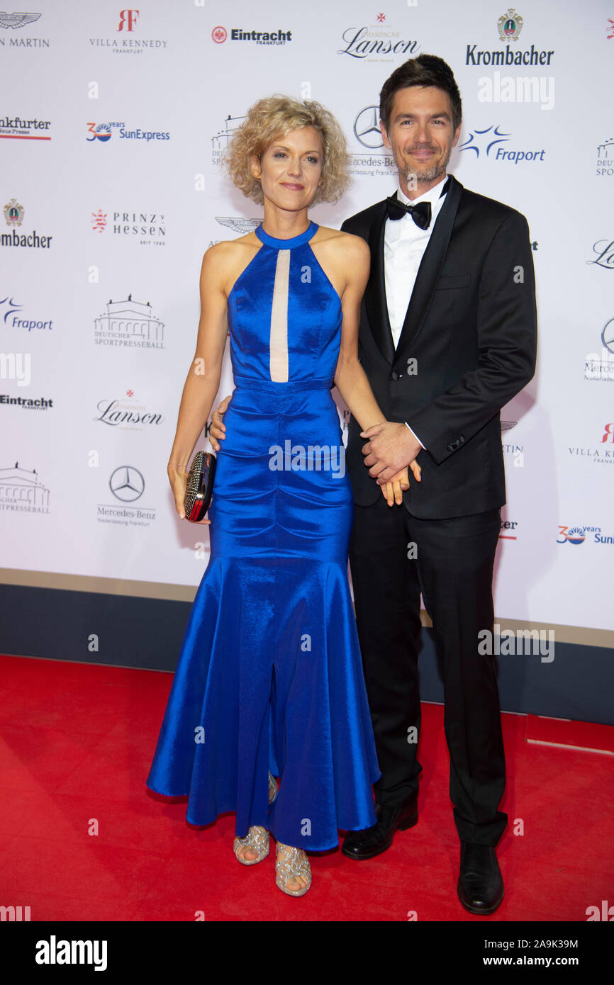 Annika ZIMMERMANN, présentateur, avec son ami Alex, tapis rouge, Tapis Rouge Show, 38e de la presse sportive allemande ball dans l'Alte Oper de Francfort, 09.11.2019. Dans le monde d'utilisation | Banque D'Images