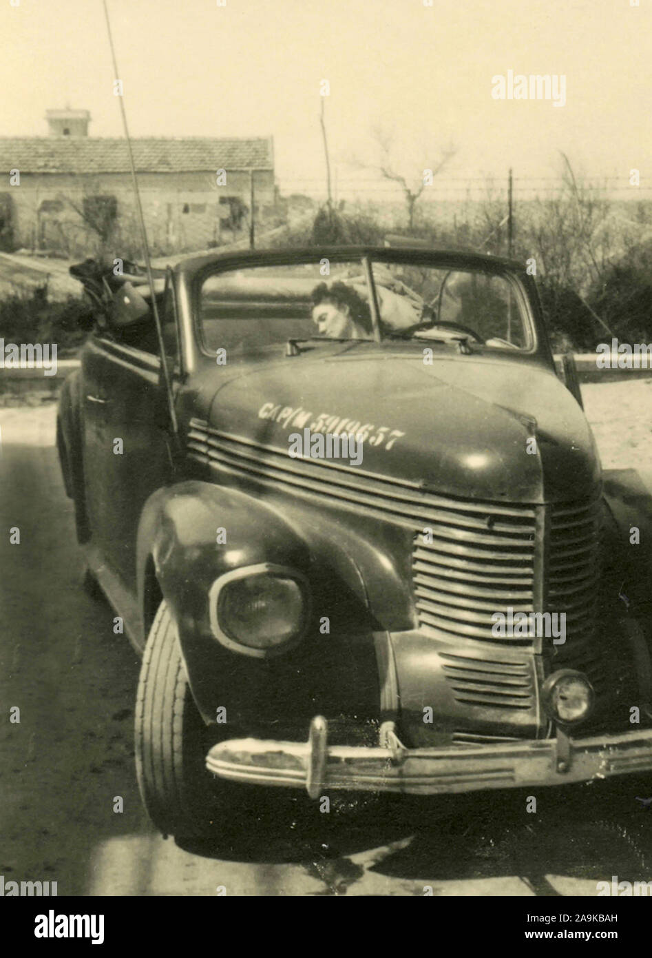 Femme au volant d'une voiture, de l'Italie Banque D'Images