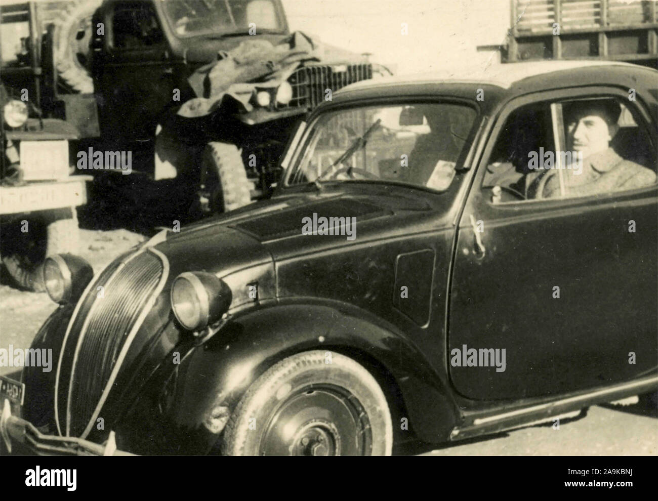 Homme à l'intérieur d'une Fiat Topolino, Italie Banque D'Images