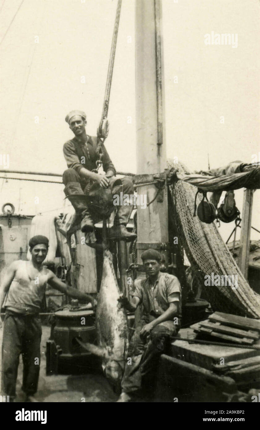 Trois pêcheurs avec un gros thon, Italie Banque D'Images