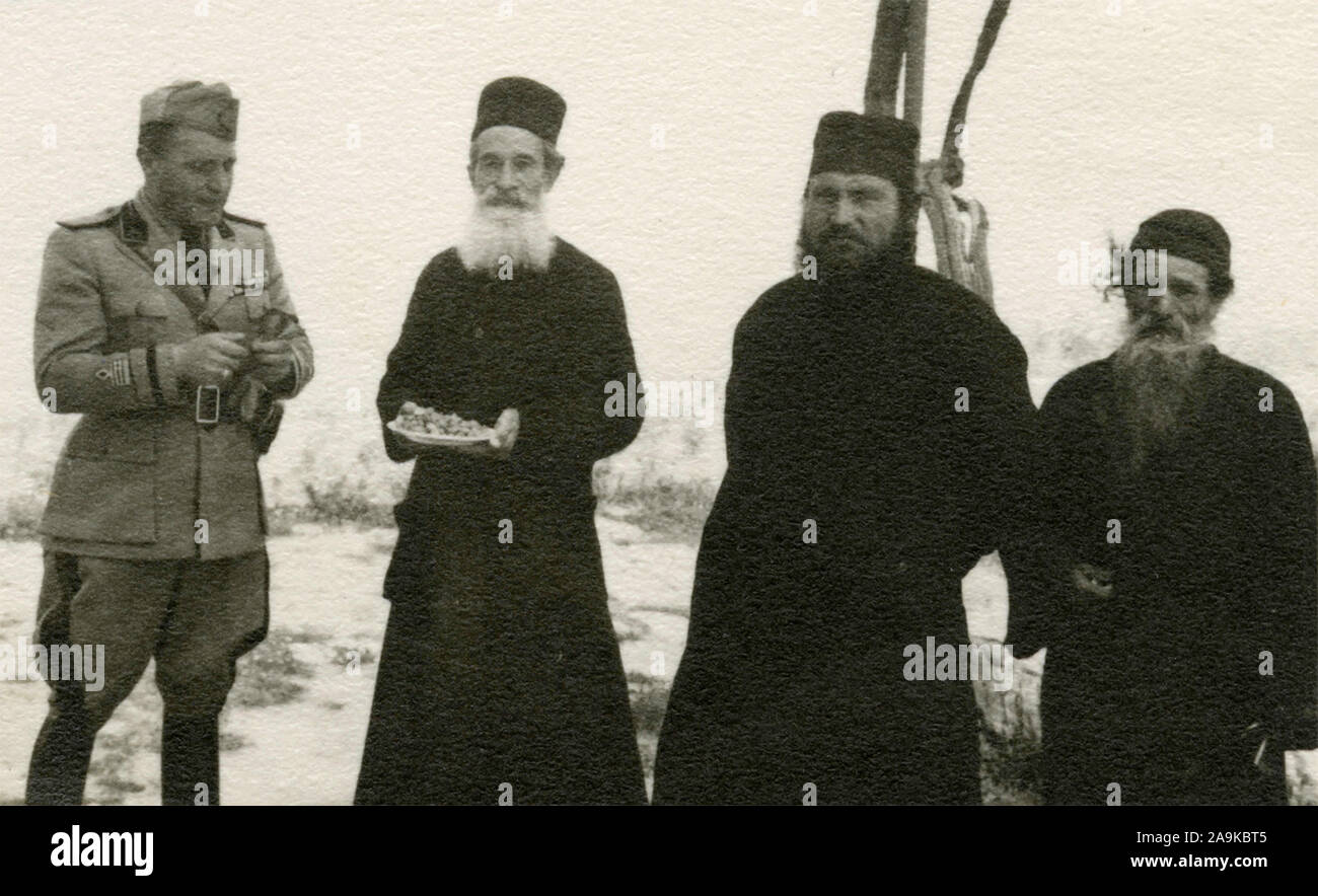 Trois prêtres orthodoxes avec un militaire fasciste, Grèce Banque D'Images