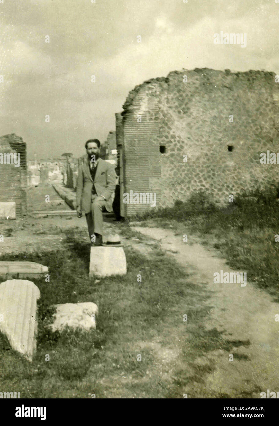 Les hommes parmi les ruines de Pompéi, Italie Banque D'Images