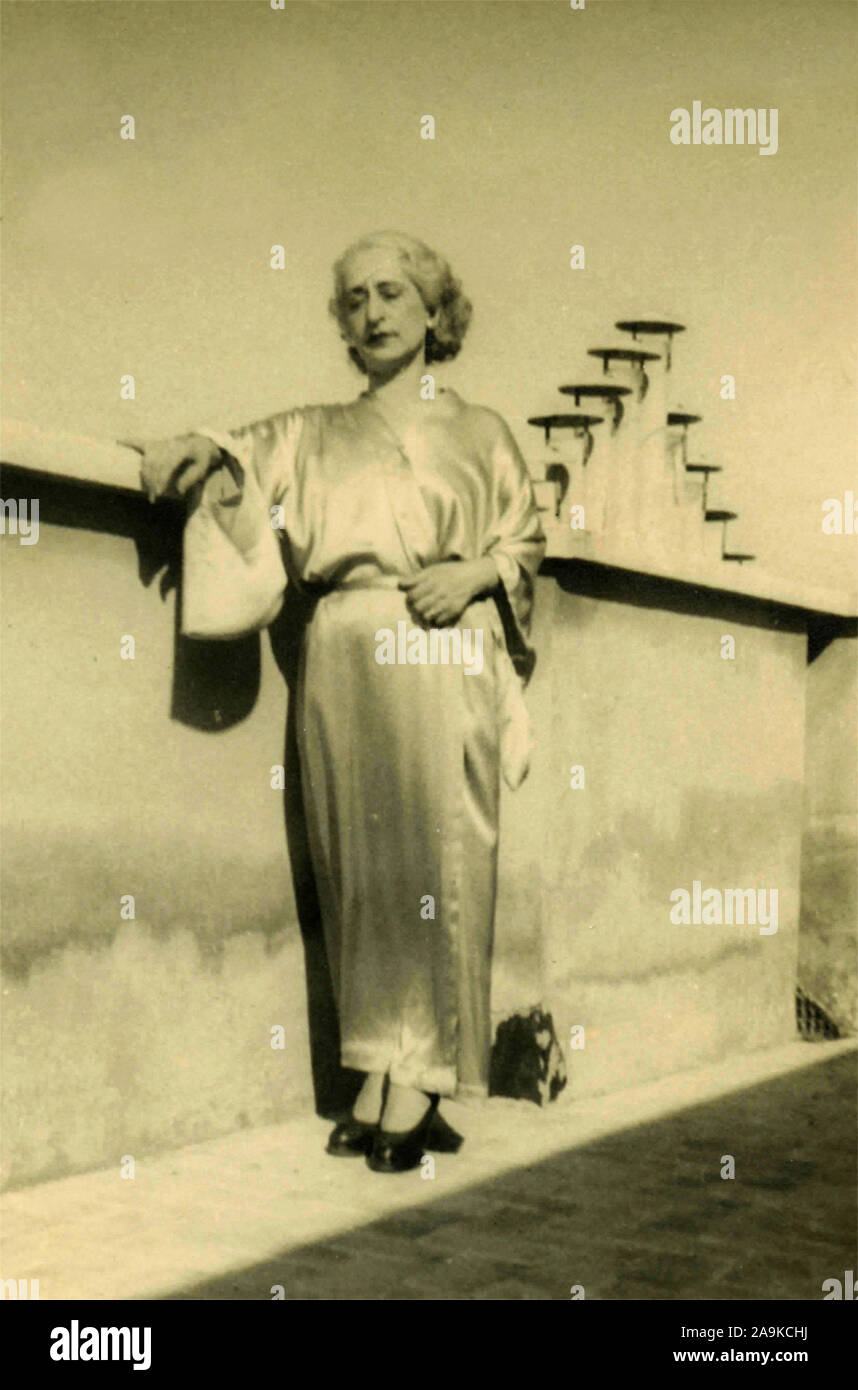 Femme âgée dans un peignoir sur la terrasse, Italie Banque D'Images