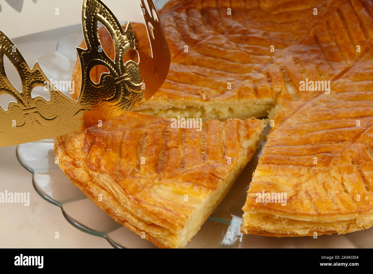 Roi français gâteau avec couronne et un morceau coupé Banque D'Images