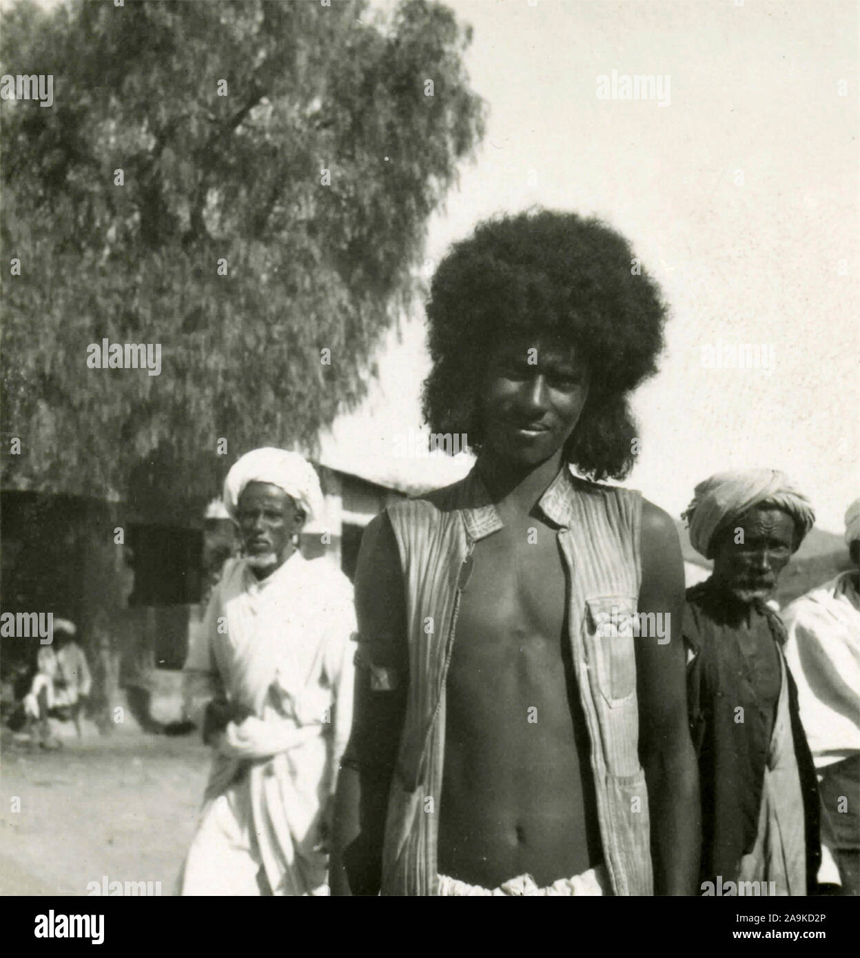 Jeune homme africain aux cheveux longs Photo Stock - Alamy