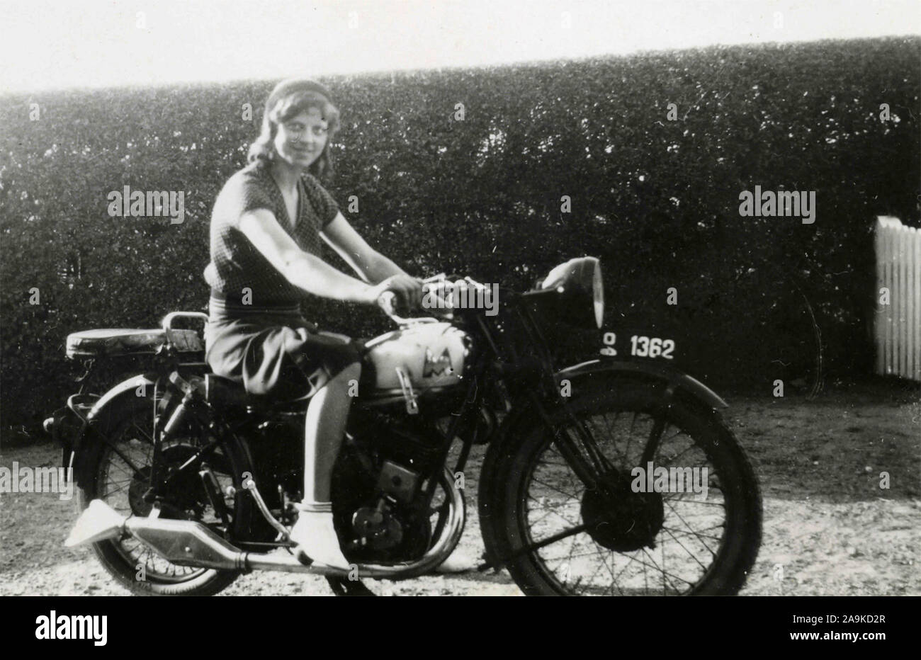 Jeune femme à moto, Danemark Banque D'Images