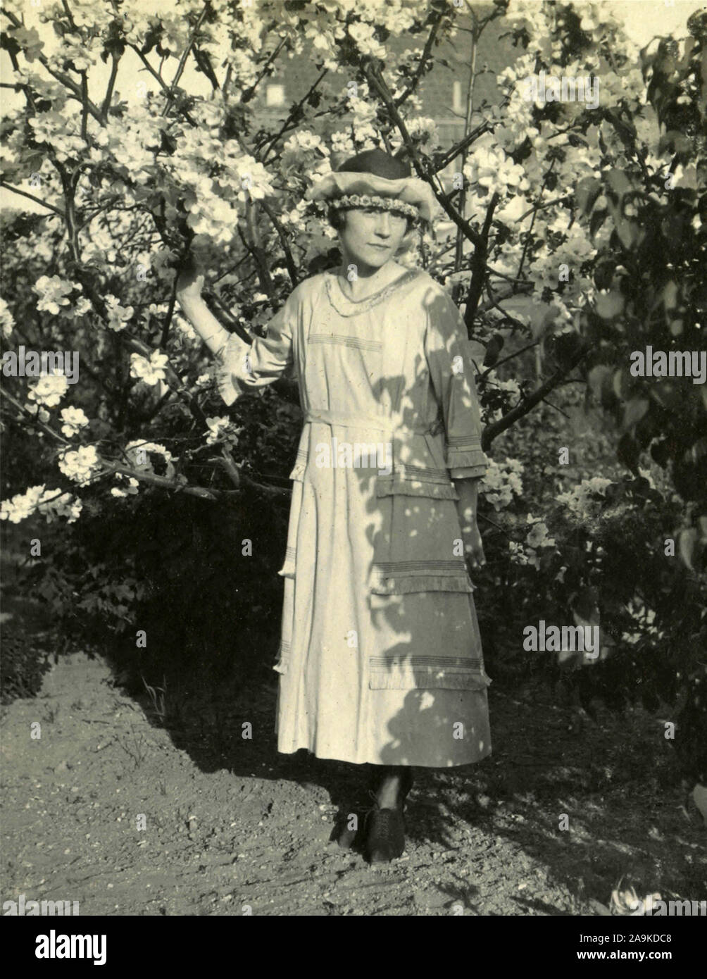 Woman with hat entre les arbres en fleurs, Danemark Banque D'Images