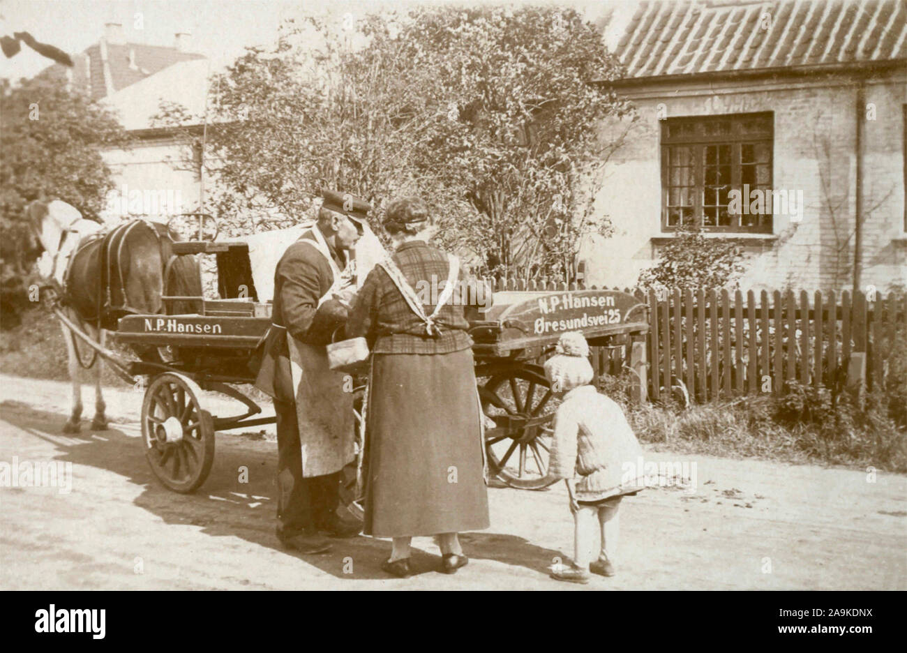 Homme avec panier vente de produits, Danemark Banque D'Images