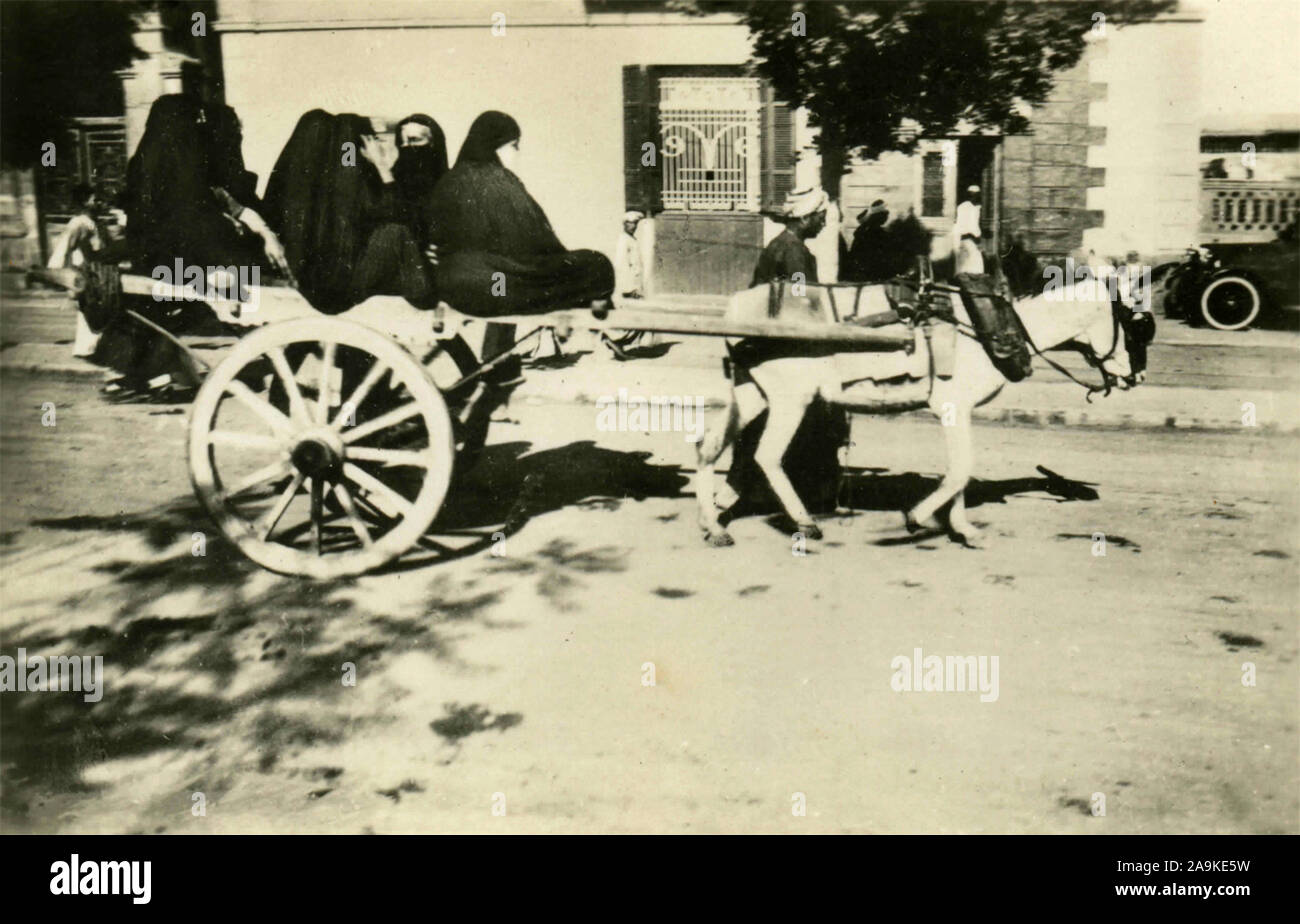 Les femmes arabes habillés en noir sur un chariot, typiquement égyptien Egypte Banque D'Images