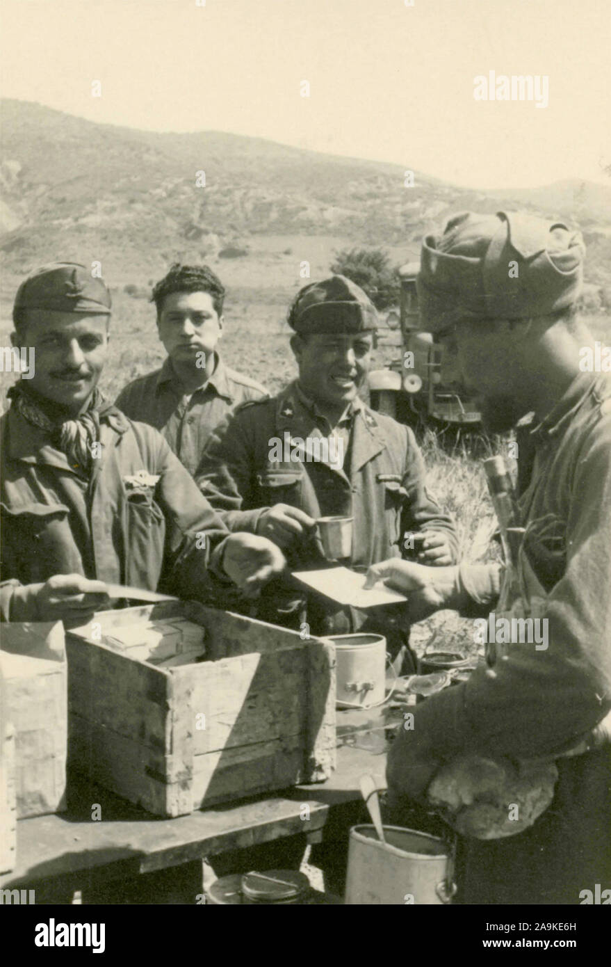 Un soldat de l'armée italienne en Albanie au cours de la campagne de récupération Pernet, Albanie Banque D'Images