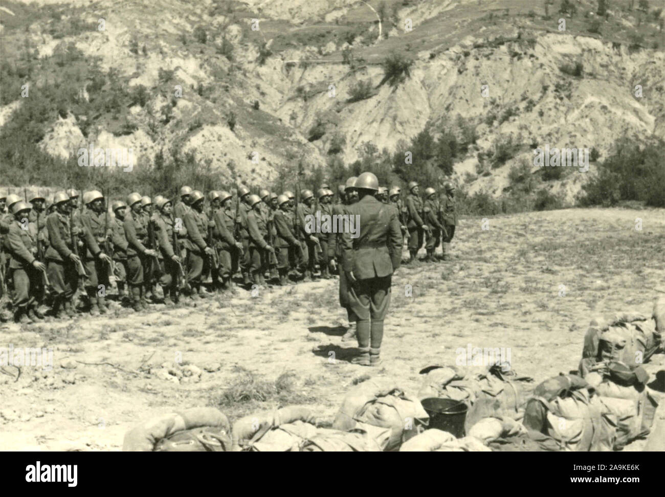 Les troupes de l'armée italienne pendant la campagne pour reconquérir Pernet, Albanie Banque D'Images