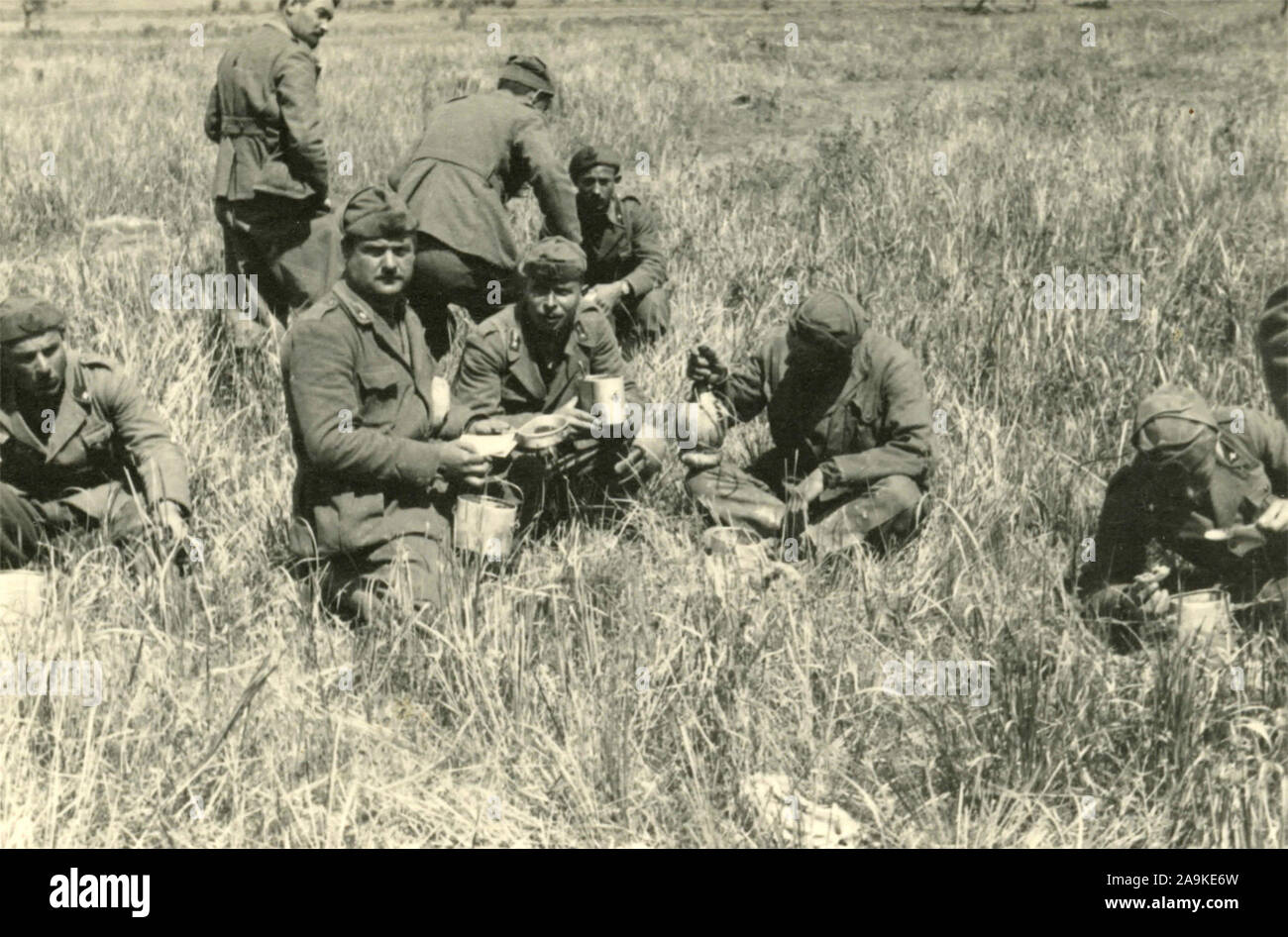 Les troupes des rations manger pendant la campagne pour reconquérir Pernet, Albanie Banque D'Images