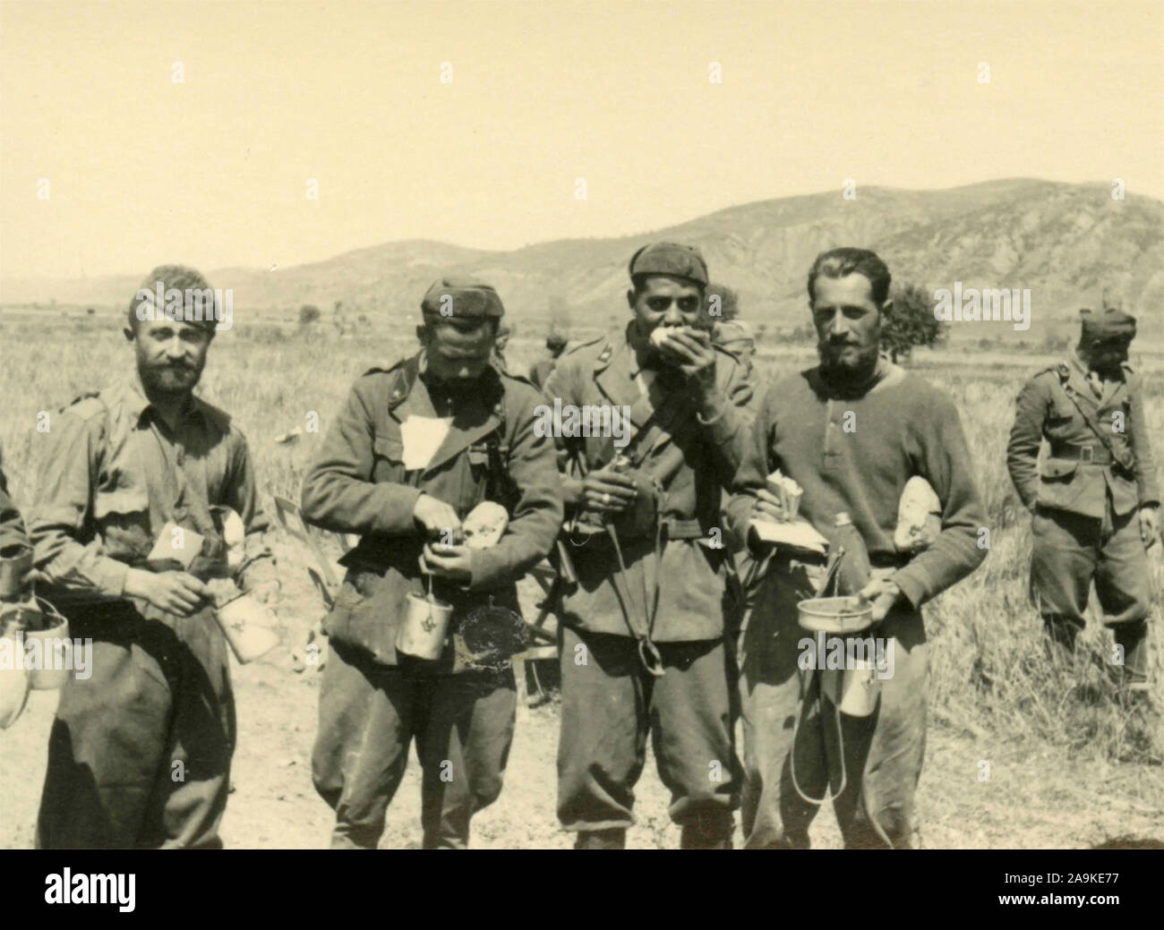 Les troupes des rations manger pendant la campagne pour reconquérir Pernet, Albanie Banque D'Images