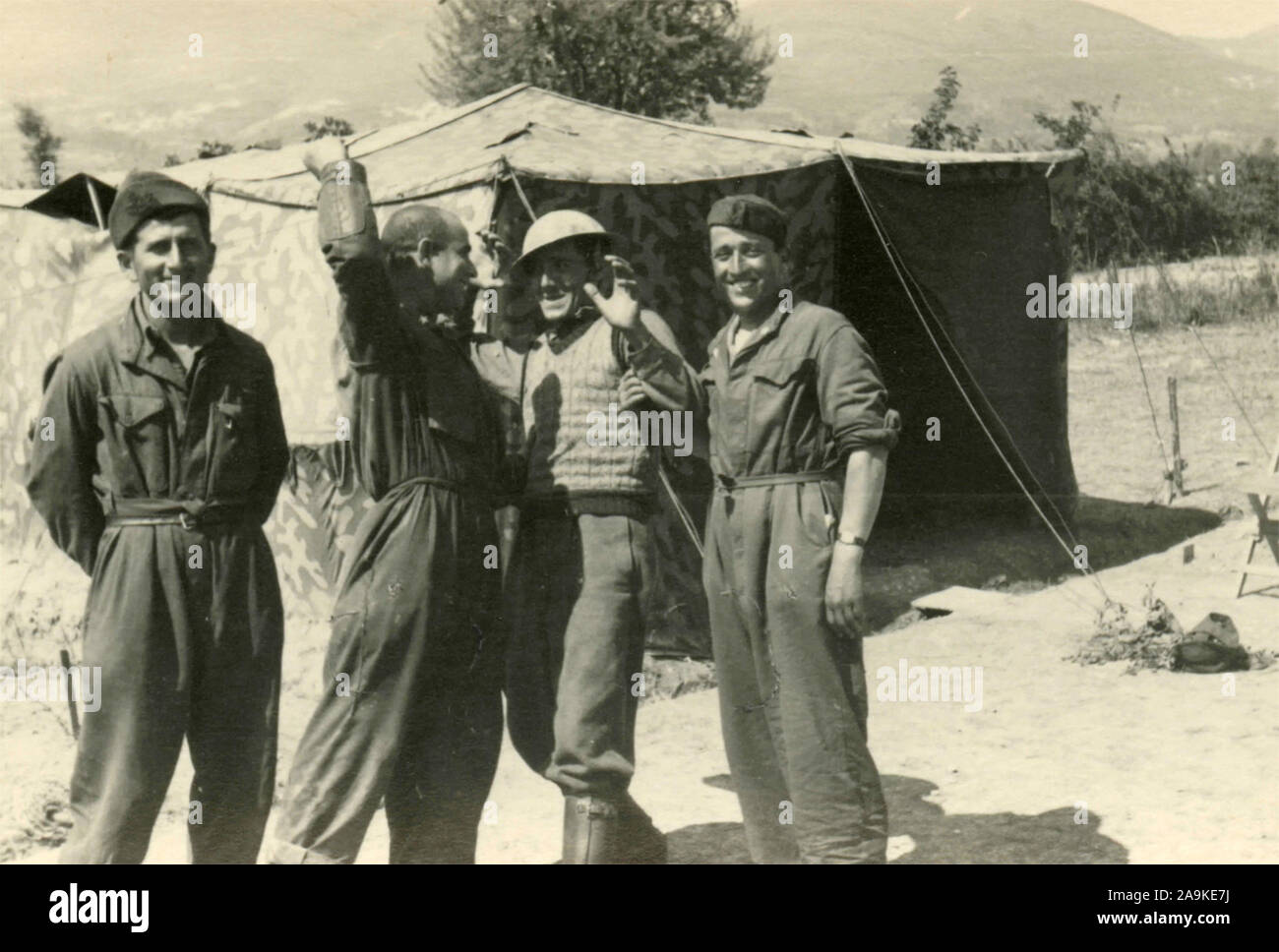 Banter entre collègues soldats pendant la campagne de recapturer Pernet, Albanie Banque D'Images