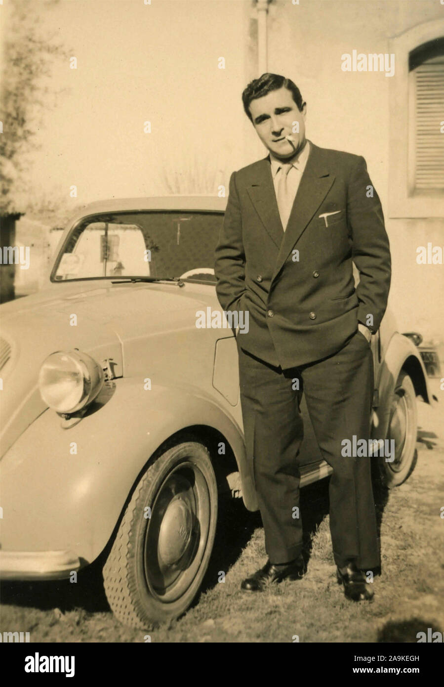 Un homme avec sa Fiat 500 Topolino, Italie Banque D'Images