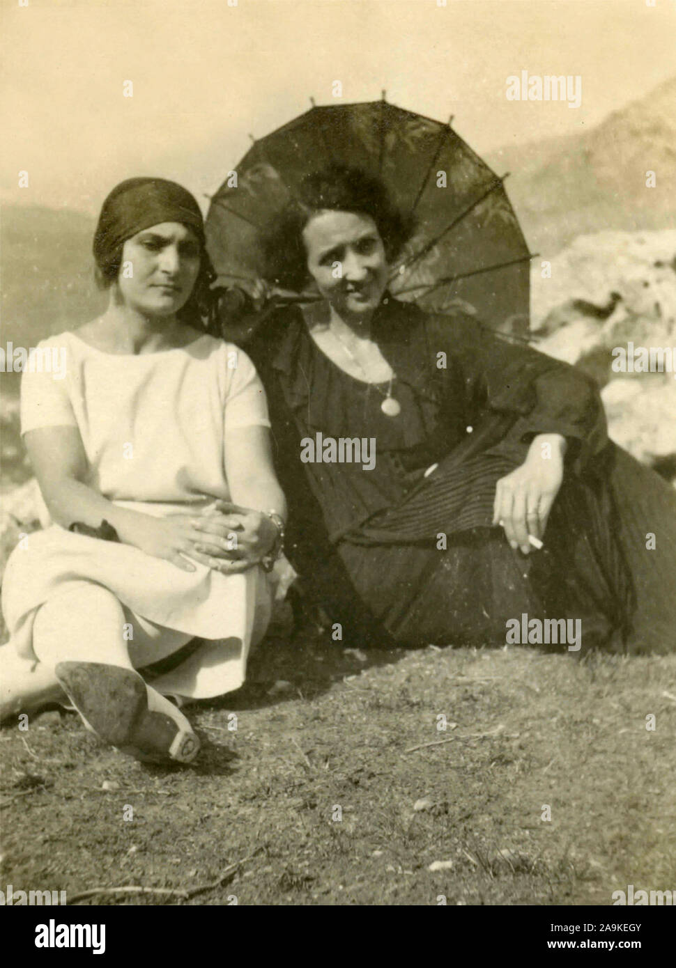 Deux femmes avec des parasols, Italie Banque D'Images