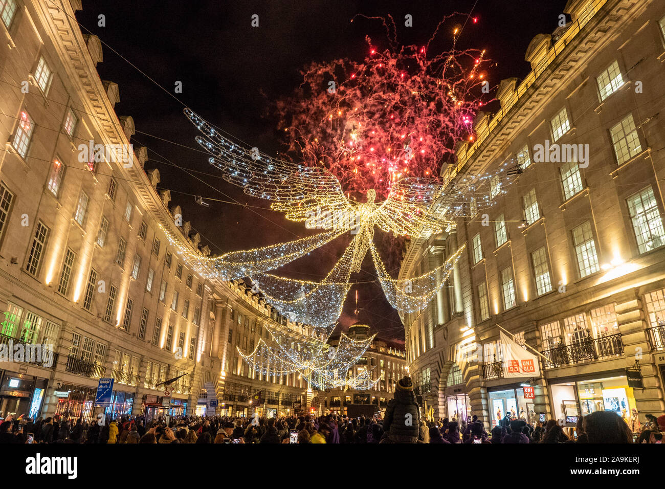 Feux d'artifice à l'ouverture de l'exposition Festive « Angels » de Regents Street sur Regent Street, Londres Banque D'Images