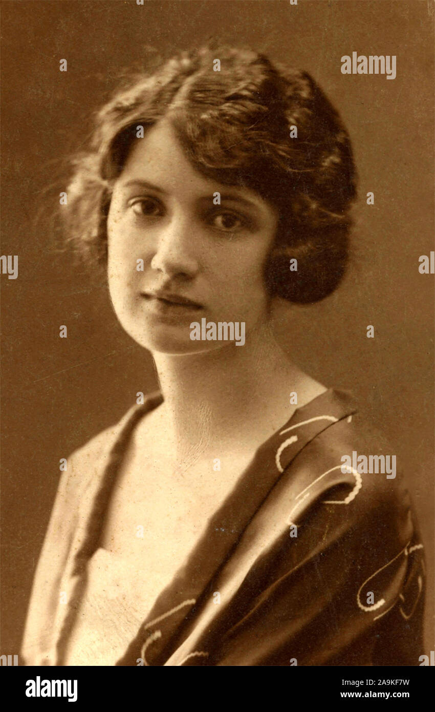Portrait de femme avec une coupe de cheveux typique du début de 1900, l'Italie Banque D'Images