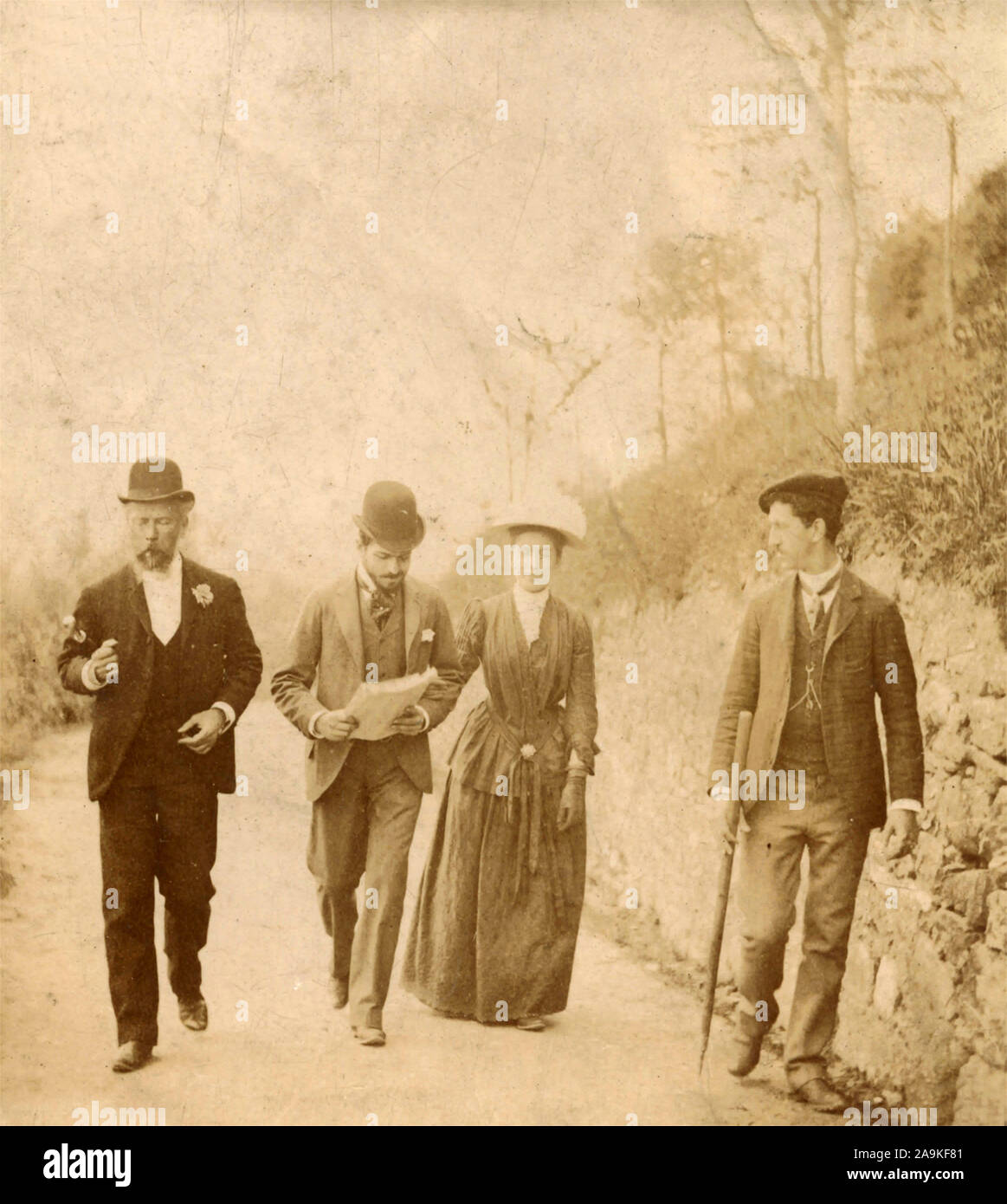 Une femme et trois hommes marchant dans la campagne, Italie Banque D'Images