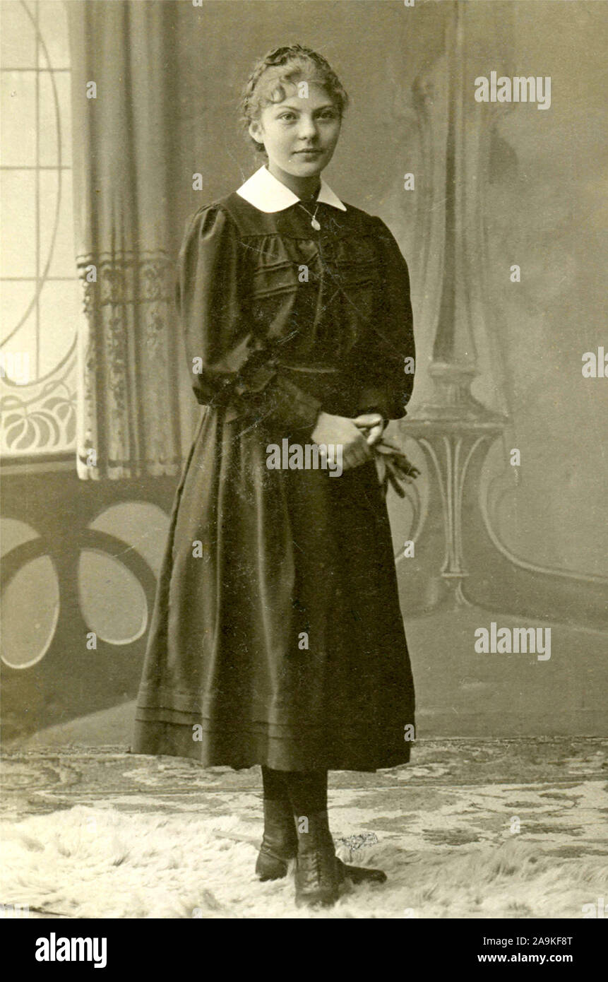 Portrait d'une jeune femme habillée en noir et blanc col, Italie Banque D'Images