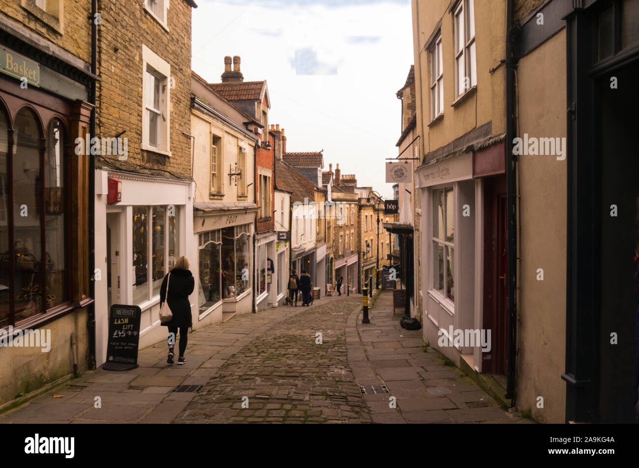 Vue vers le bas Catherine Hill à Frome étroit centre ville avec boutiques indépendantes dans les bâtiments historiques Somerset England UK a voté comme l'un des meilleurs endroits pour l Banque D'Images