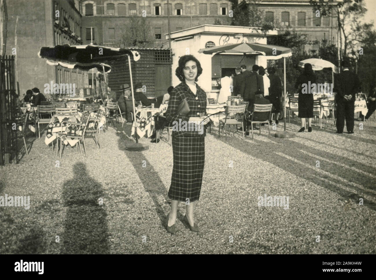 Une femme parmi les tables d'un café en plein air, Italie Banque D'Images