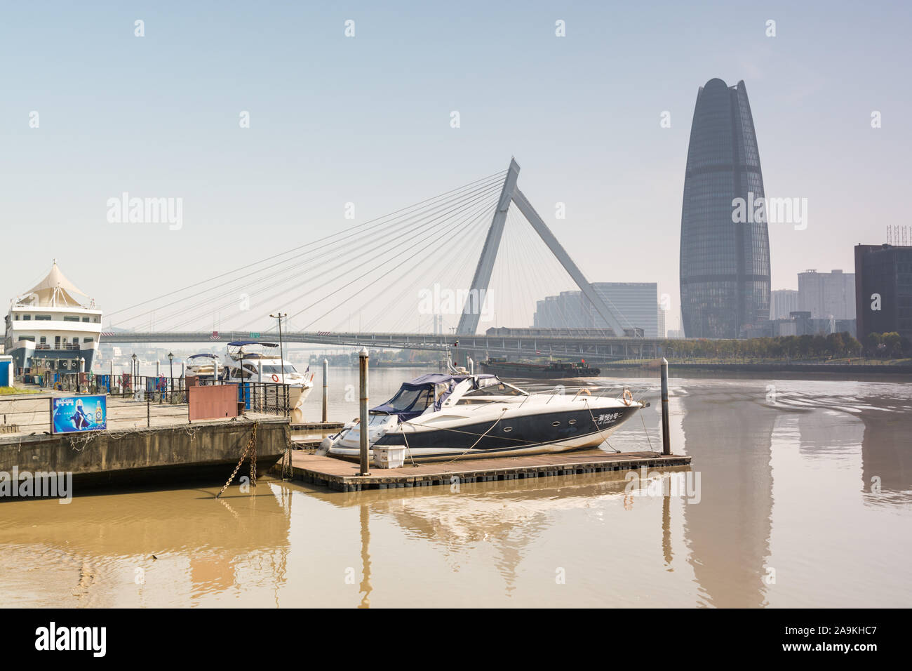 De l'autre côté de l'horizon et le pont de la rivière Yong à Ningbo, Chine. Banque D'Images