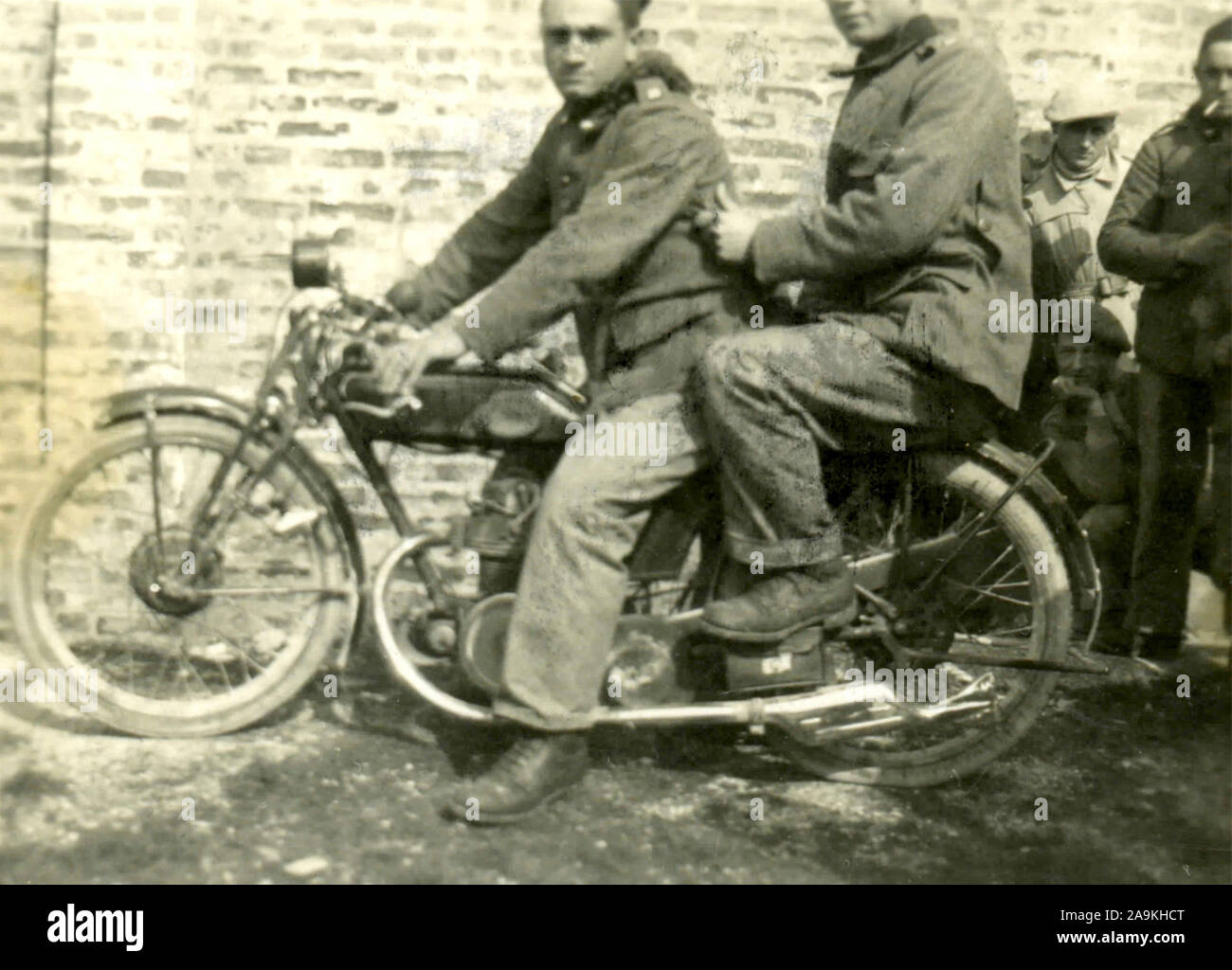 Deux soldats de l'Armée italienne sur une moto Banque D'Images