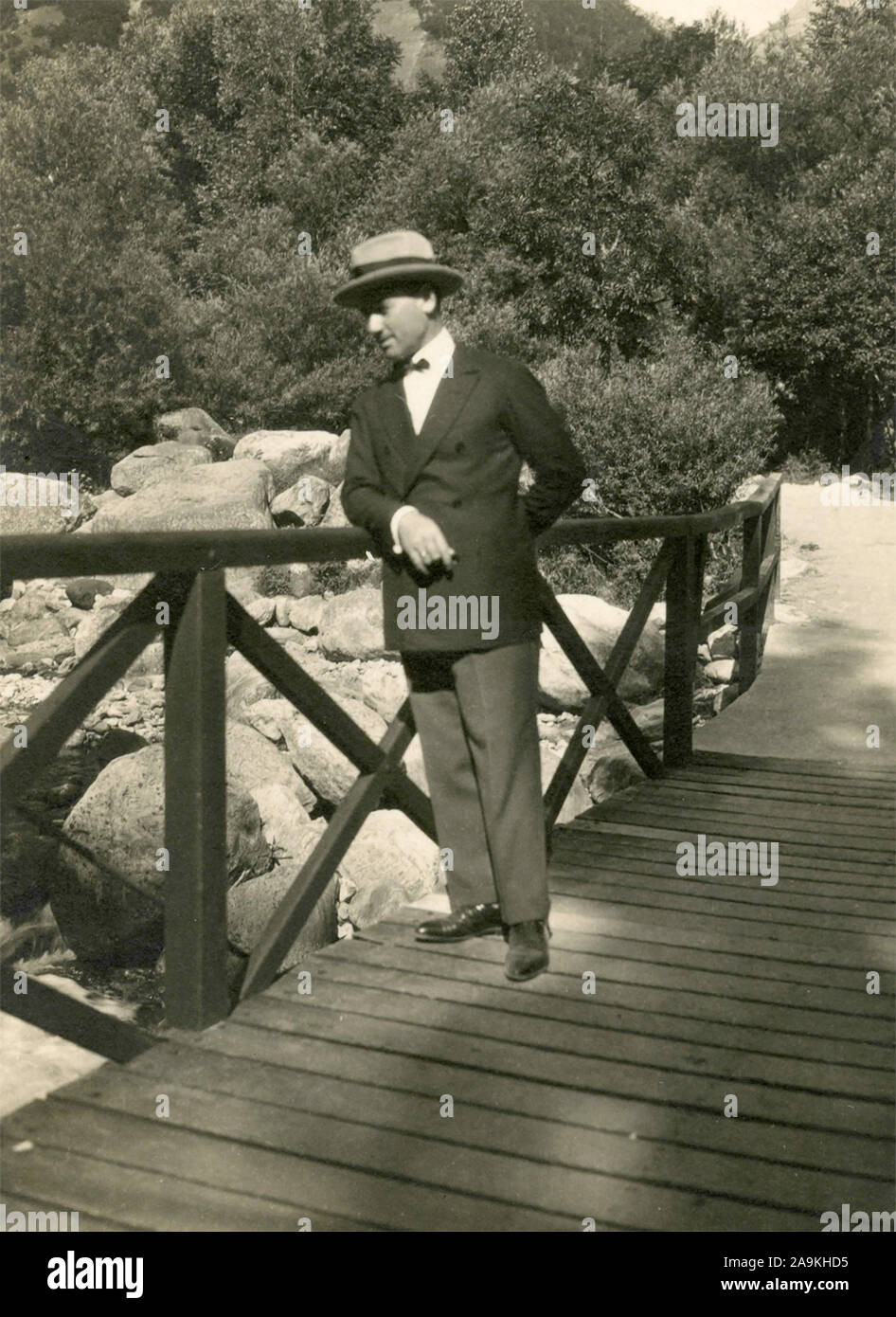 Un homme avec son chapeau et un petit pont, Italie Banque D'Images