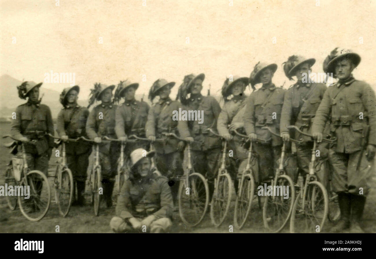 Peloton de soldats de l'armée italienne tirailleurs randonnée à vélo Banque D'Images