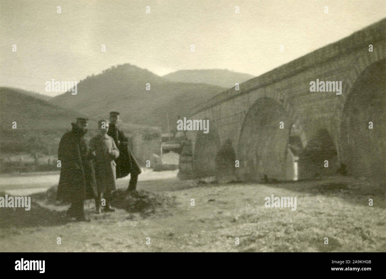 Trois soldats à côté d'un pont détruit dans Vallacen, Italie Banque D'Images