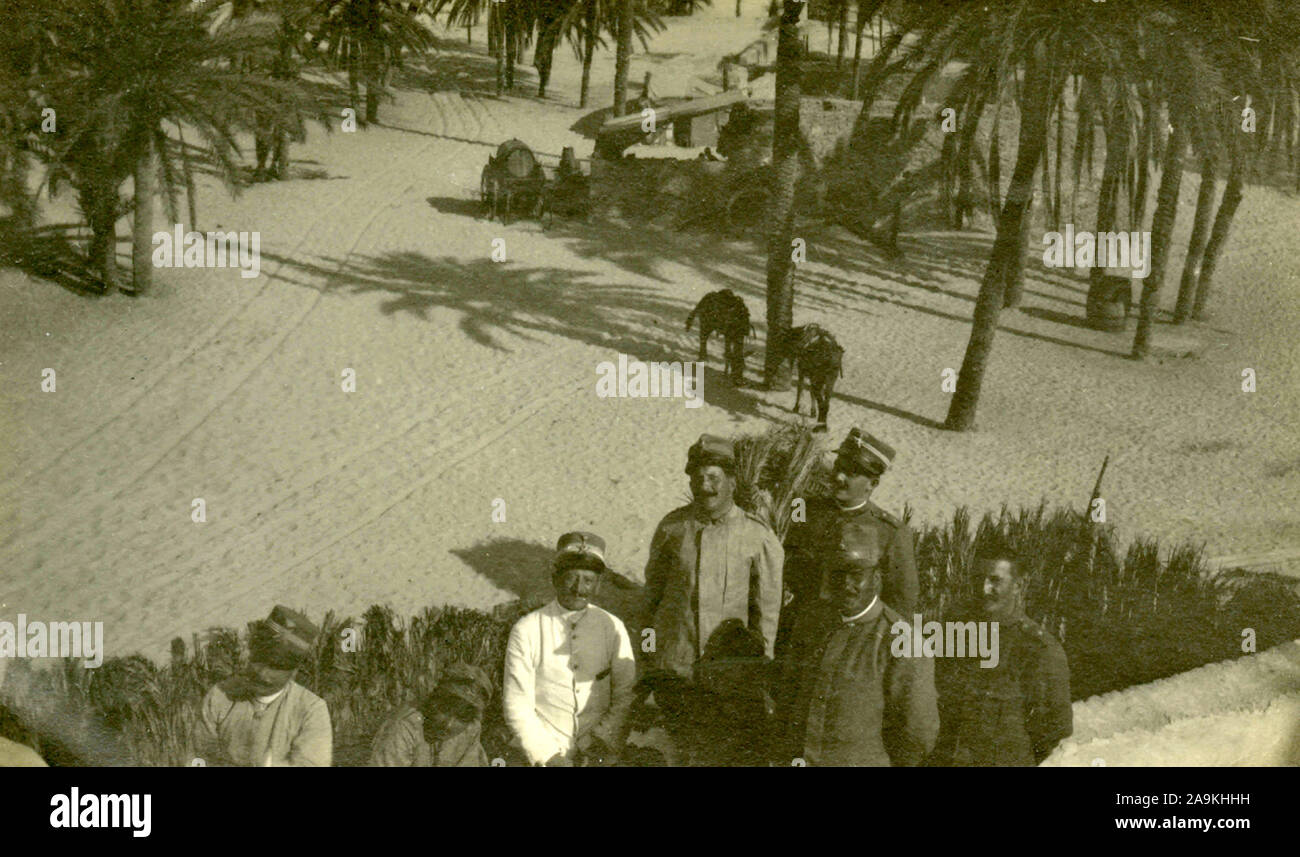 Des soldats de l'armée italienne dans une oasis dans le désert Banque D'Images